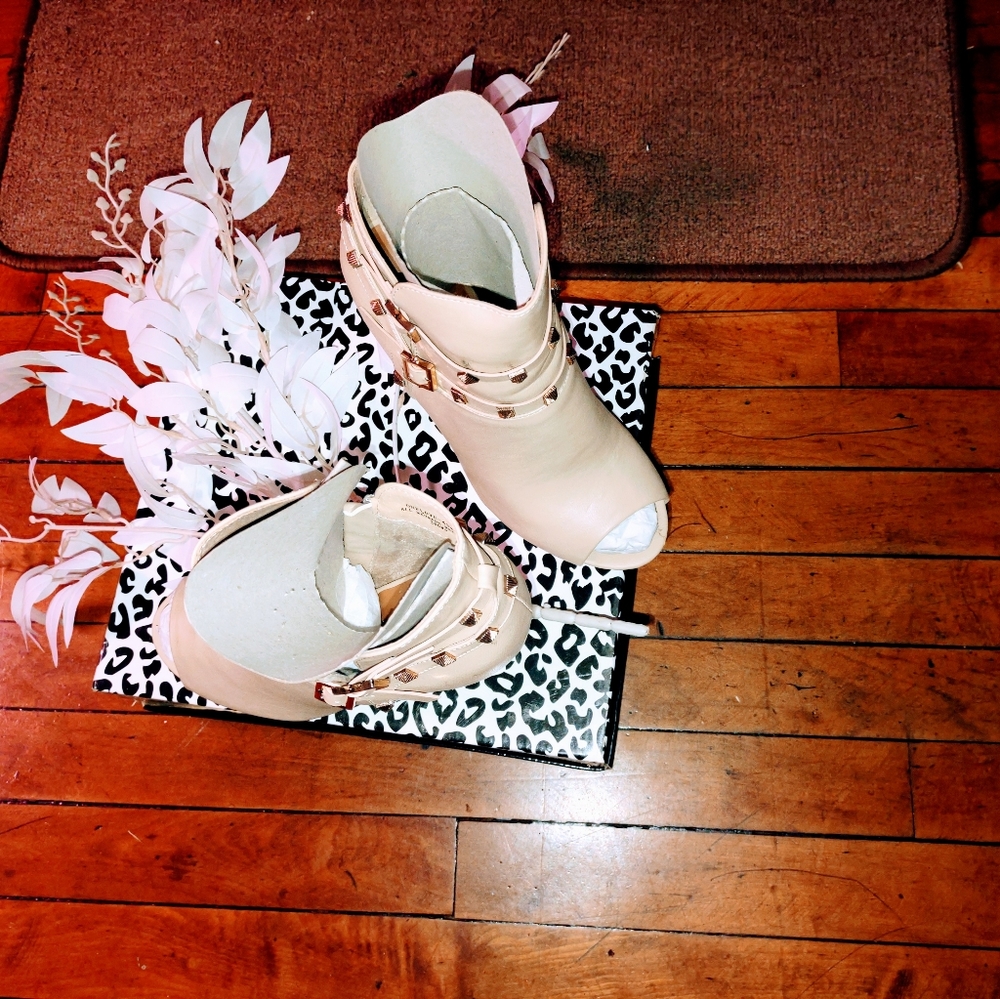 J.Renee,Bakers,Shield,Fioni,Paris Hilton,Anne Michelle,BestyJohnson, Steve Madde